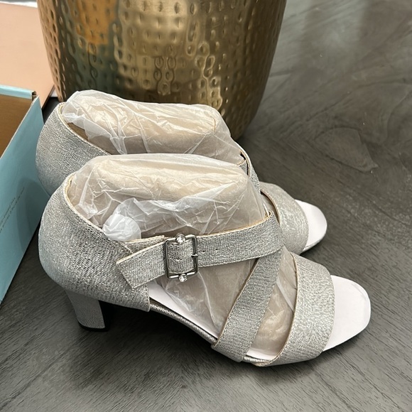 LifeStride Carlyle Peep Toe Pump (WIDE) - Picture 5 of 11